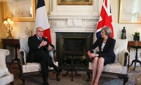 A Londres, Bernard Cazeneuve tente d’apaiser le débat sur le Brexit